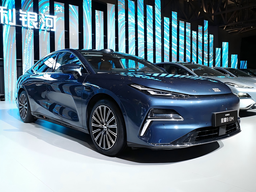 Geely Galaxy Xingyao 8 Em, Em-P hibrid ilə böyük bir phev, istifadəyə verilə bilər